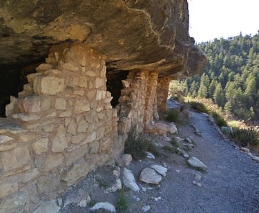 Flagstaff/Page Travel - 25 cliff dwellings of the Sinauga Indians at Walnut Canyon Monument