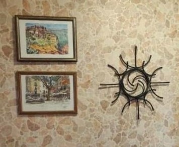 Kalvio darbo saulutė puošia draugų namų interjerą. Dovanos, puošmena
