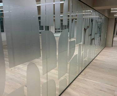 Interjero ir eksterjero langų apipavidalinimas DECOSONA su matinėmis ir spalvotomis stiklo plėvelėm