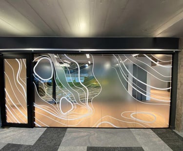 Interjero ir eksterjero langų apipavidalinimas DECOSONA su matinėmis ir spalvotomis stiklo plėvelėm