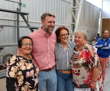 Diputado Fernando Ugarte Tejeda junto a adultos mayores