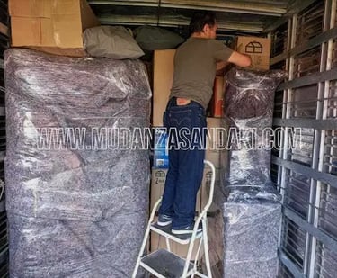 Personal capacitado de Mudanzas Andaki realizando mudanza segura en Bogotá