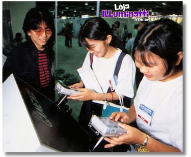 2 visitantes (jovens mulheres) jogando no estande do Game Boy na Nintendo Shoshinkai 1990