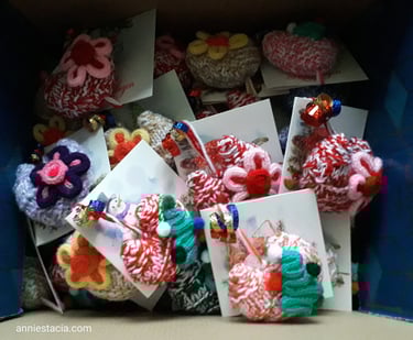 Doos met kerstkaarten met hartjes