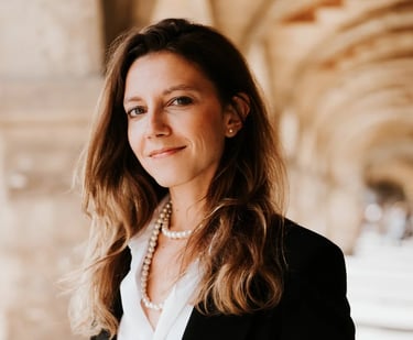 Flore Aubignat, avocate spécialisée en droit du travail et social à Paris place des Vosges