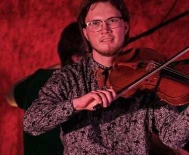 Andreas Asmild spiller violin, instuerer og optræder