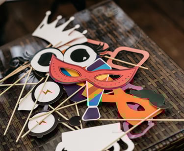 des accessoires de photobooth sur une table de bois