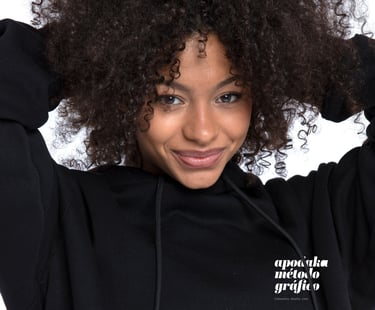 Sudadera negra con logotipo apodaka método gráfico, diseño de logotipo en Las Palmas