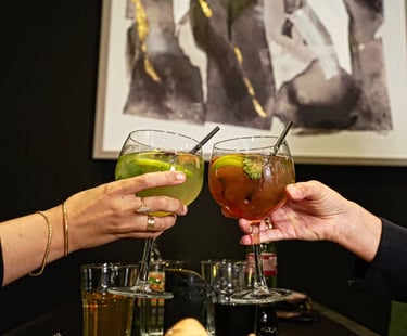 Moment de convivialité autour d’un verre au restaurant La Parisienne à Nîmes