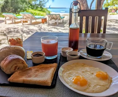 Petit déjeuner au restaurant de l’hôtel Ocean Lodge sur la plage à la Baie de Sakalava à Diego-Suarez Madagascar