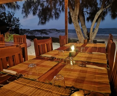 Belle table au restaurant de l’hôtel Ocean Lodge en fin de journée à la Baie de Sakalava à Diego-Suarez Madagascar