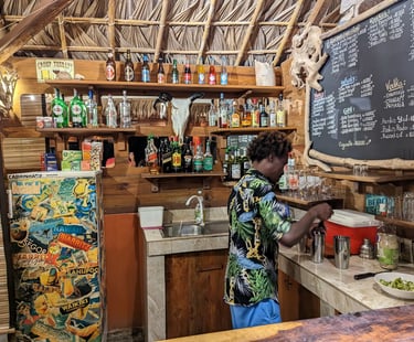 Bar de l’hôtel Ocean Lodge à la Baie de Sakalava à Diego-Suarez Madagascar avec cocktails préparés par le barman