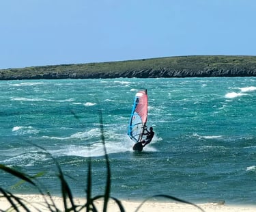 Windsurf en navigation à la baie de Sakalava devant Ocean Lodge à Diego Suarez Madagascar