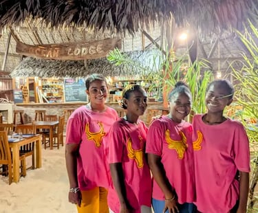 Serveuses souriantes devant le restaurant de l’hôtel Ocean Lodge à la Baie de Sakalava à Diego-Suarez Madagascar