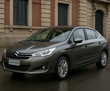 Citroën C4 Lounge prata usado, estacionado em rua urbana molhada, com destaque para o design elegant