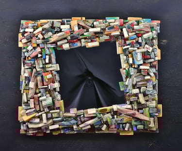 Nobler Spiegel mit kunstvollem Rahmen aus vielen, bunt bemalten Holzscheiten