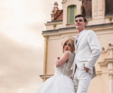 Un couple en tenues de mariage à Perpigna ,la femme porte une robe de bal princesse et une couronne