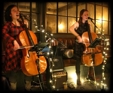 2 singing cellists