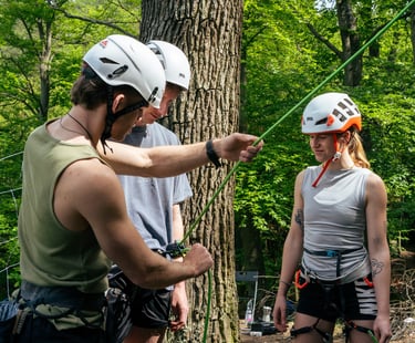Outdoor-Kletterkurs am Felsen, Instruktor Christoph erklärt Sicherungstechniken fürs Klettern.