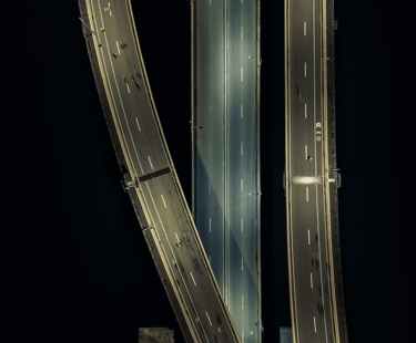 Verschlungene Autobahnen als Metapher für IT-Roadmaps und fundierte technische Validierung.