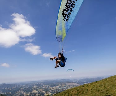 Parapente au-dessus des Pyrénées près de Foix, vue sur les montagnes depuis le gîte Parmi les Nuages