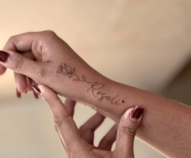 tatuagem delicada rosa traço fino nome fortaleza