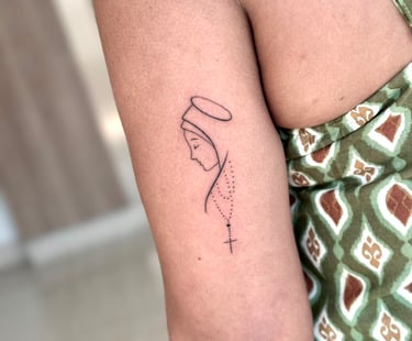 tatuagem nossa senhora traços finos delicada fortaleza