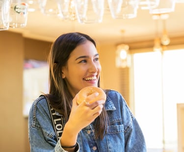 Gorigo fotografia y video de hotel creatividad publicitaria modelo desayunando