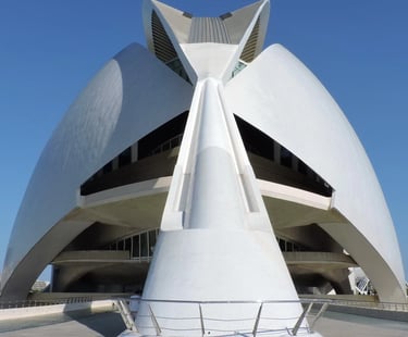 "Ágora de Valencia, plaza circular moderna con estructura de metal y vidrio. 