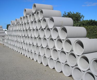 Tubos de concreto, aduelas e blocos estruturais armazenados em fábrica para obras