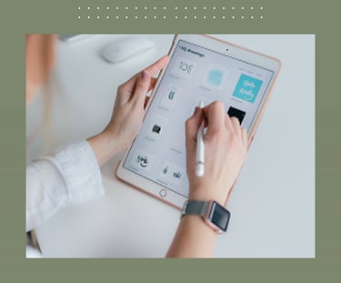 Uma mulher usando iPad rosa dourado