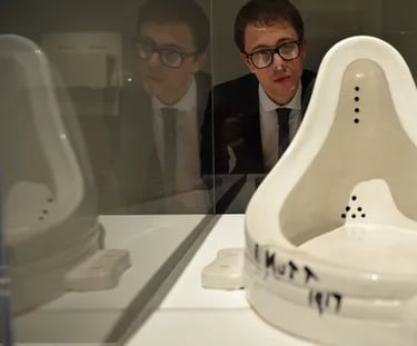 Um visitante observa a mais famosa obra do artista francês Marcel Duchamp, intitulada A Fonte , 1917