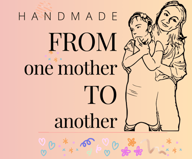 una mujer sosteniendo un bebé en sus brazos