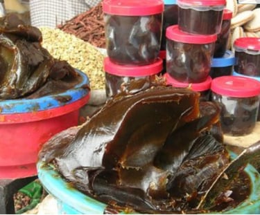 Pots de savon noir Beldi en étale sur un marché traditionnel