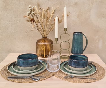 Vaisselle en céramique, assiettes, bols et pichet en grès, art de la table