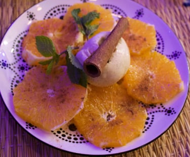 Salade d’oranges à la cannelle et boule de glace, dessert marocain servi chez Majorelle à  Bordeaux