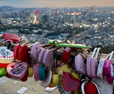 Cadenas symboliques à la Namsan Tower lors d’un séjour culturel
