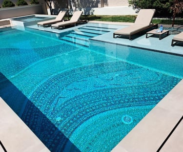 Unsere handgefertigten Glasmosaike verwandeln jeden Pool in ein Kunstwerk. Witterungsbeständig, lang