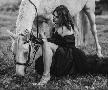 Artistic black and white photo with white horse – Fred Art Studio birthday session