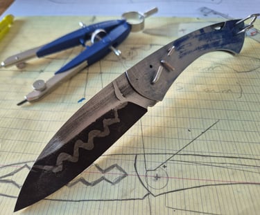 Couteau pliant artisanal à pompe arrière en cours de fabrication