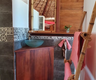Salle de bain du bungalow à l’hôtel Ocean Lodge à la Baie de Sakalava à Diego-Suarez Madagascar