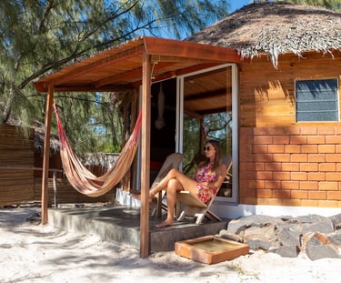 Moment de détente sur la terrasse d’un bungalow à l’hôtel Ocean Lodge à Sakalava Diego-Suarez Madagascar