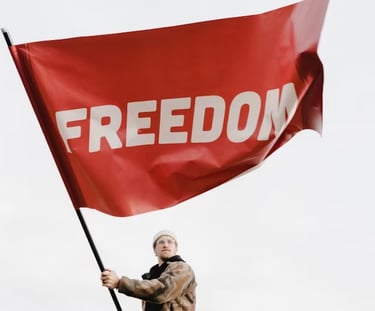 immagine di bandiera rossa con scritta freedom sventolata da attivista vegano 