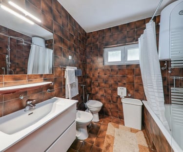 Bathroom interior with bathtub and shower curtain, Easy Living Holiday Home, Lokva Rogoznica