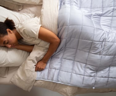 Niña durmiendo cobija pesada