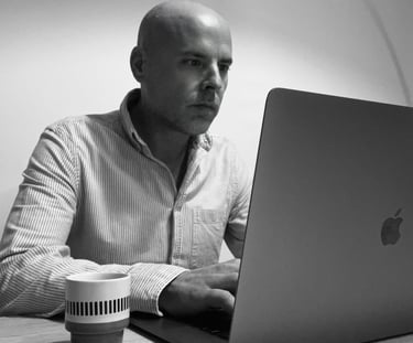 foto del escritor Dane Vera escribiendo sus libros. 