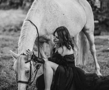 Artistic black and white photo with white horse – Fred Art Studio birthday session