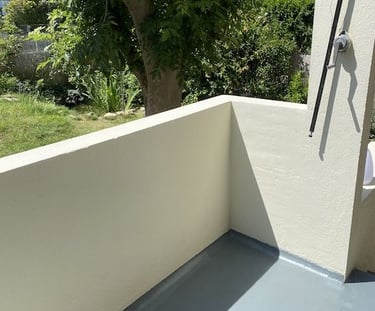 Mur extérieur entièrement restauré et repeint après traitement des fissures – finition propre et éta