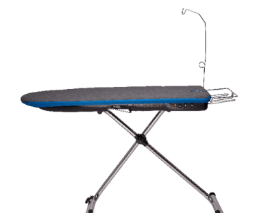 Żelazko parowe marki EV z wysokiej klasy stopą teflonową, chroniącą jedwab i len przed przypaleniem.