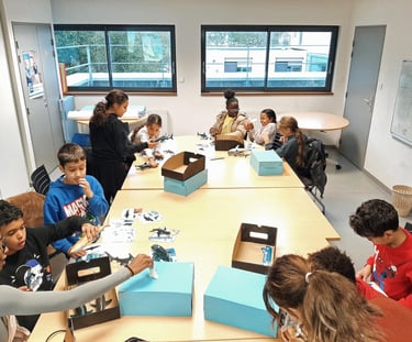 des enfants dans une salle CLAS avec le monde des requins